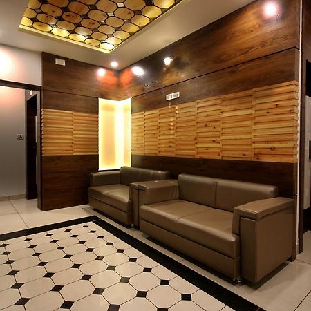 Hotel Midtown Vadodara Bagian luar foto