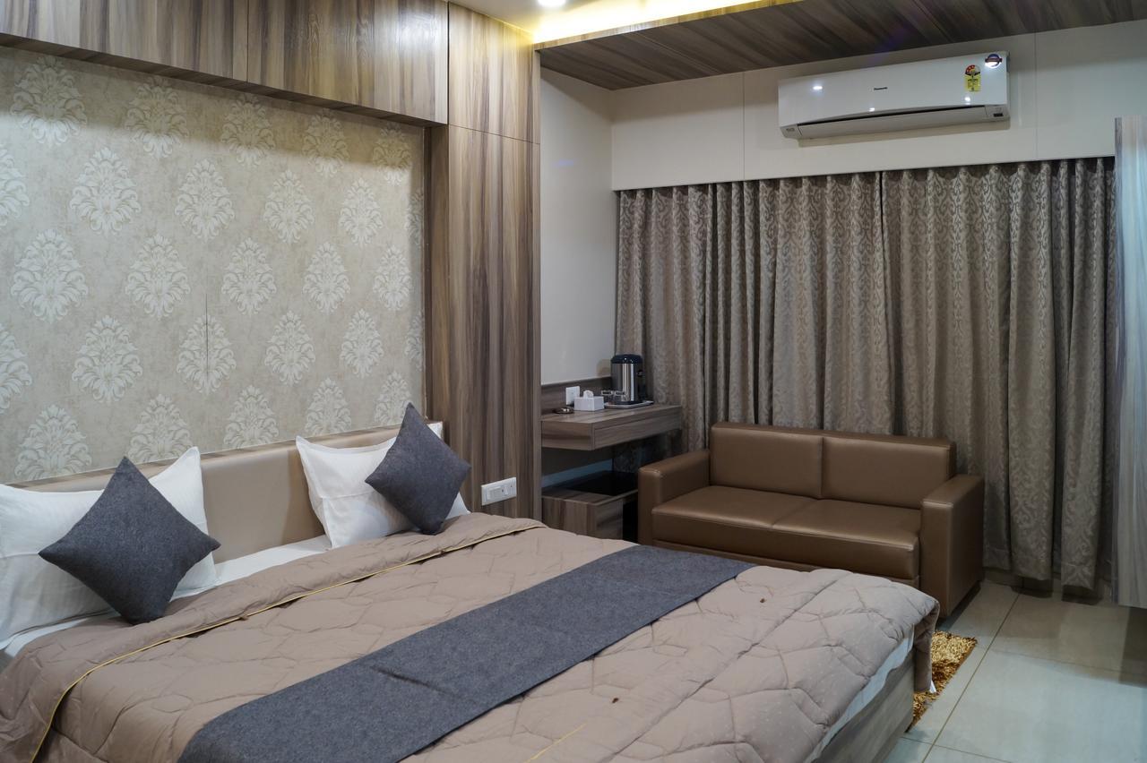 Hotel Midtown Vadodara Bagian luar foto