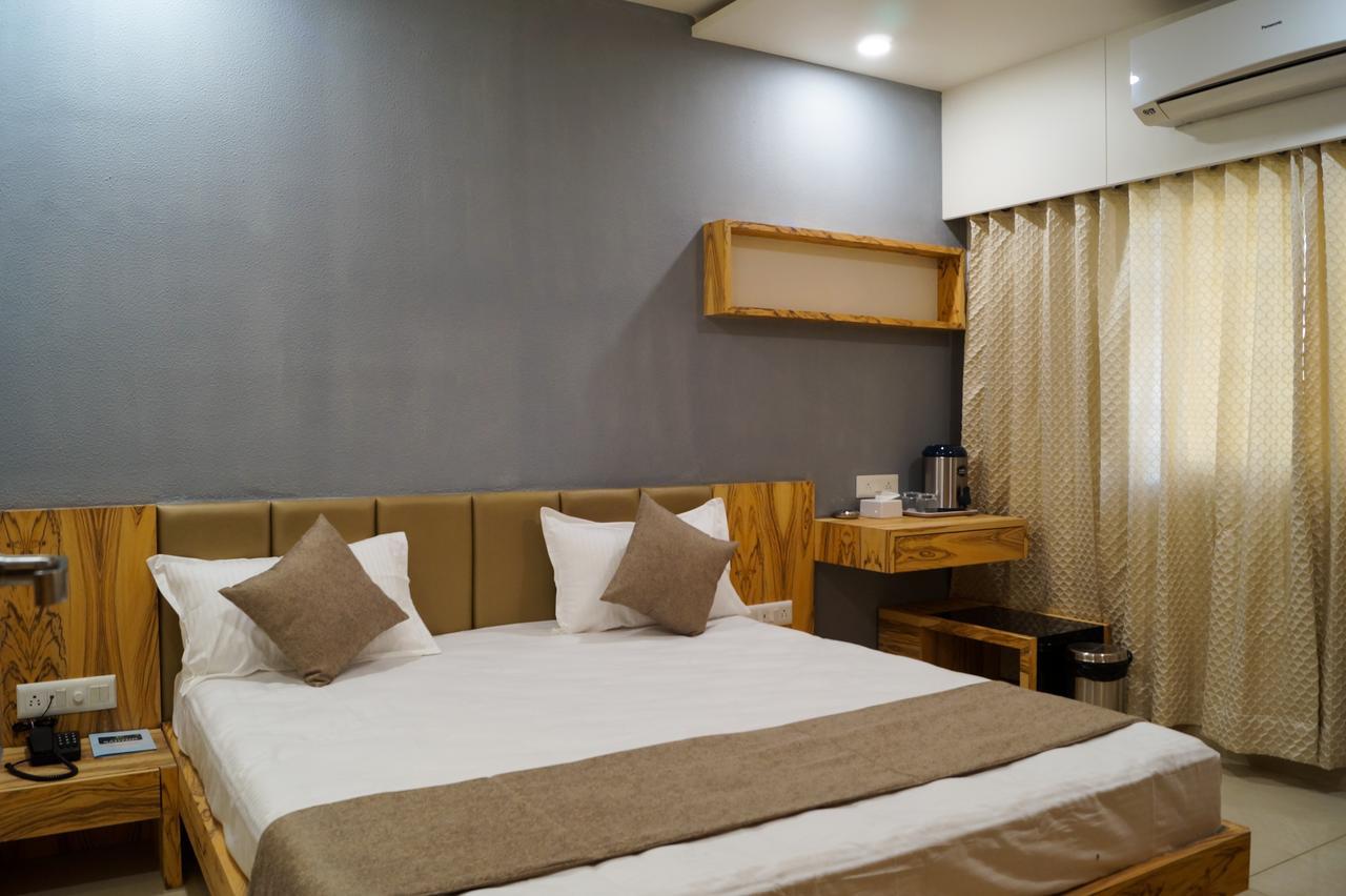 Hotel Midtown Vadodara Bagian luar foto