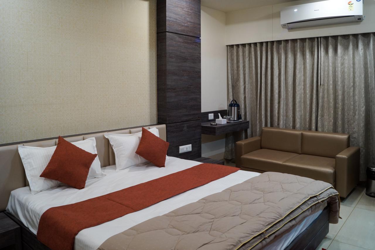 Hotel Midtown Vadodara Bagian luar foto