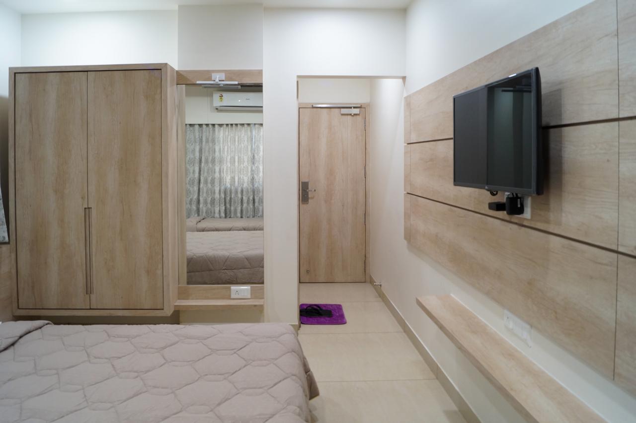 Hotel Midtown Vadodara Bagian luar foto
