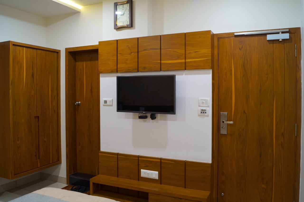 Hotel Midtown Vadodara Bagian luar foto