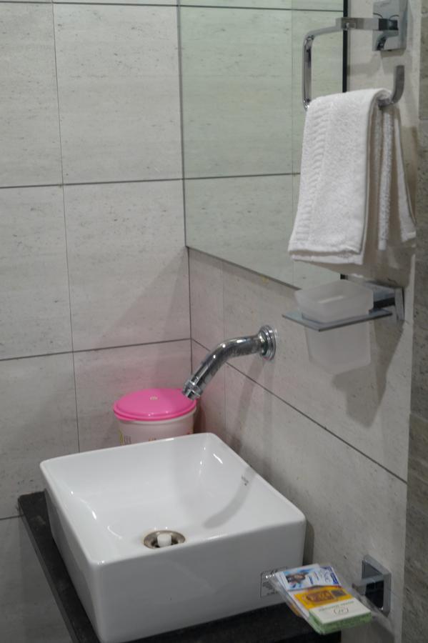 Hotel Midtown Vadodara Bagian luar foto