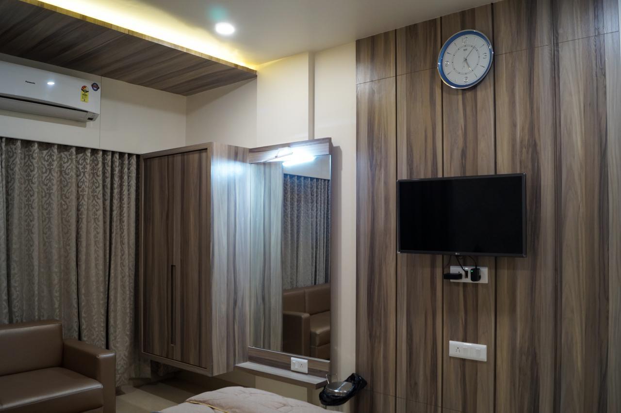 Hotel Midtown Vadodara Bagian luar foto