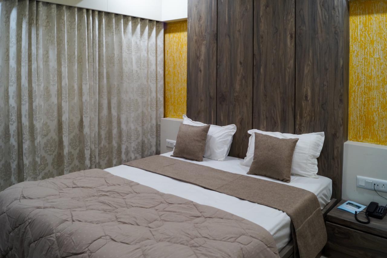 Hotel Midtown Vadodara Bagian luar foto