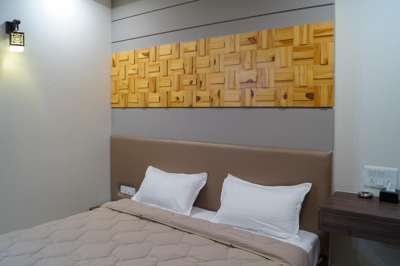 Hotel Midtown Vadodara Bagian luar foto