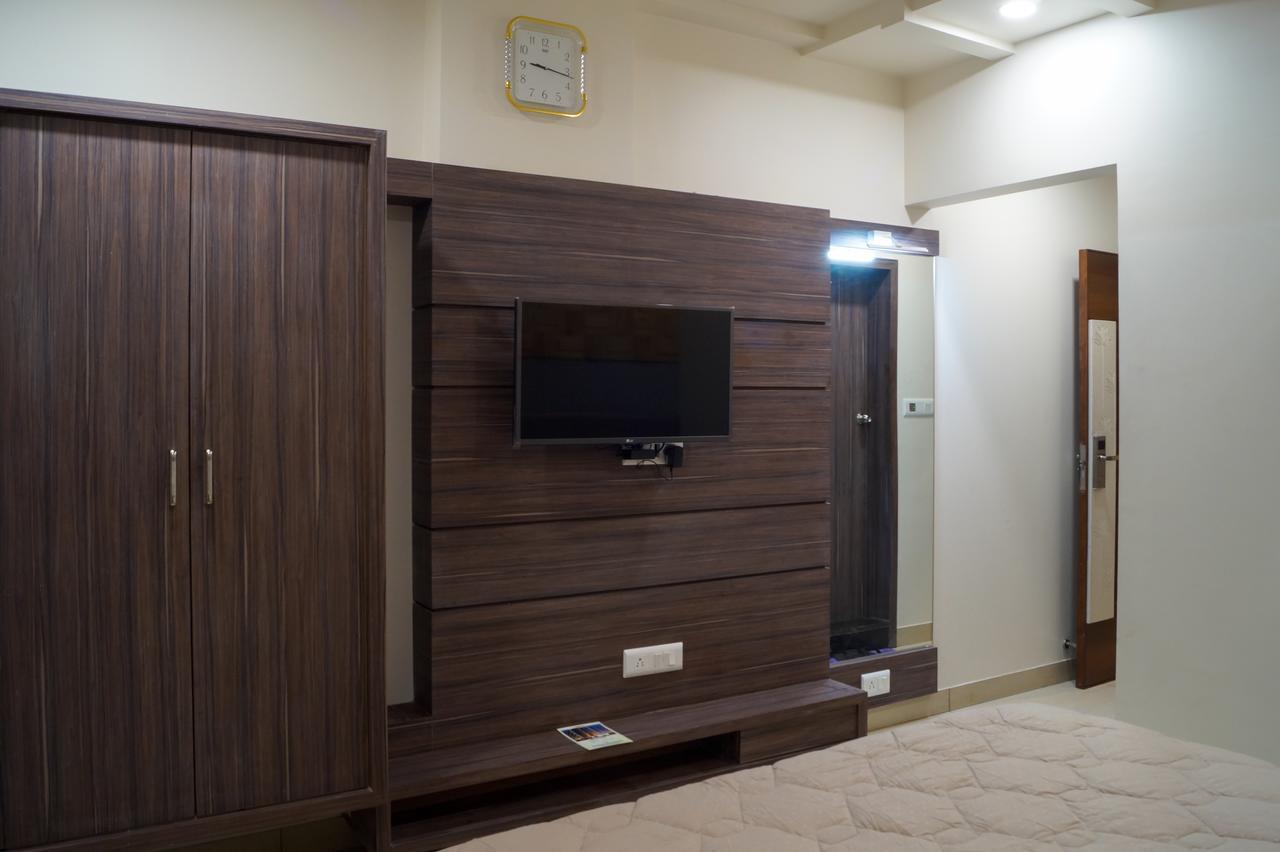 Hotel Midtown Vadodara Bagian luar foto
