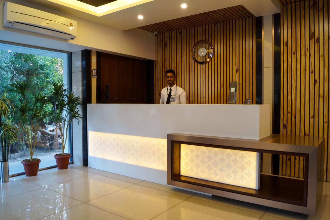Hotel Midtown Vadodara Bagian luar foto
