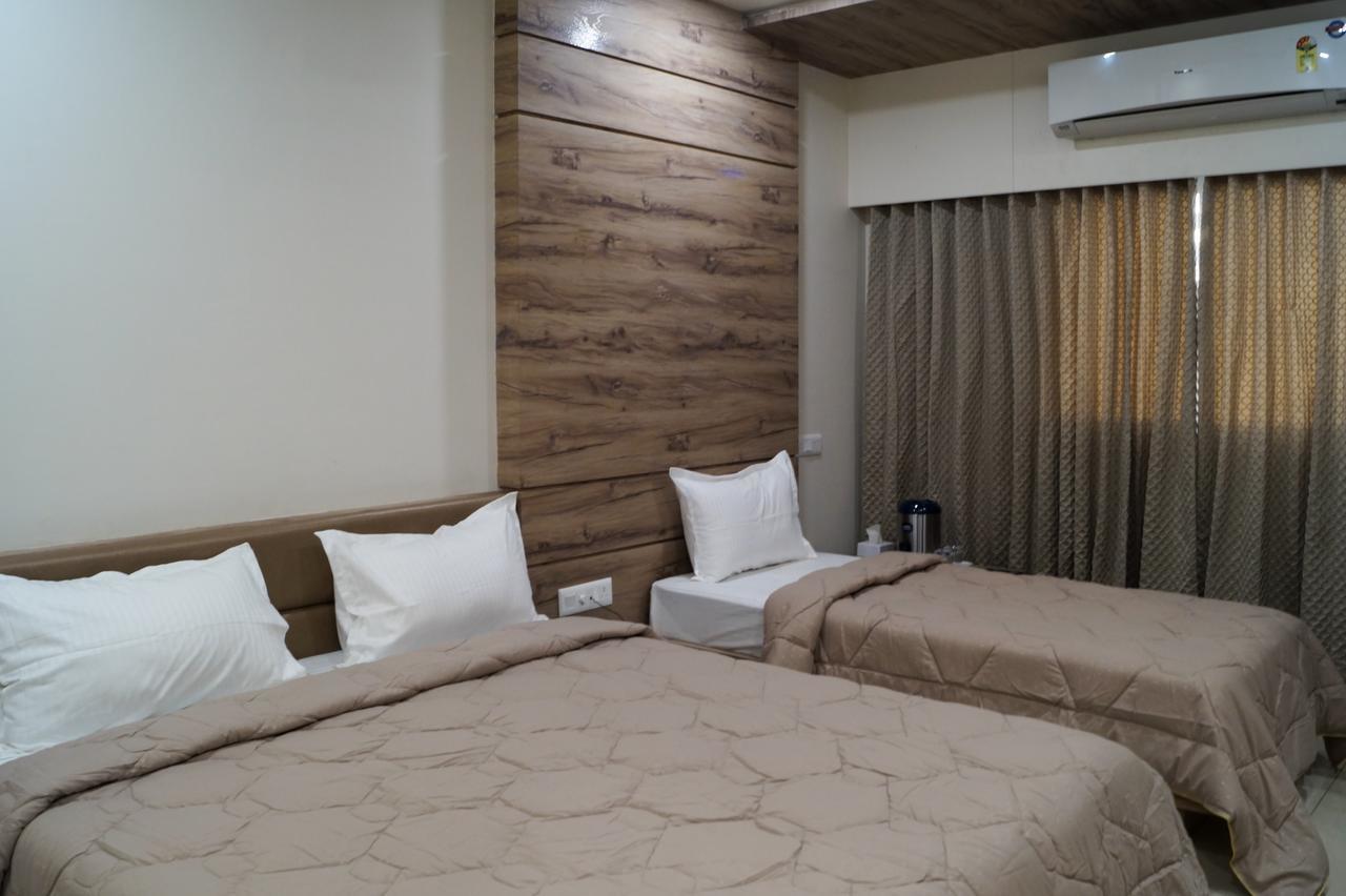 Hotel Midtown Vadodara Bagian luar foto