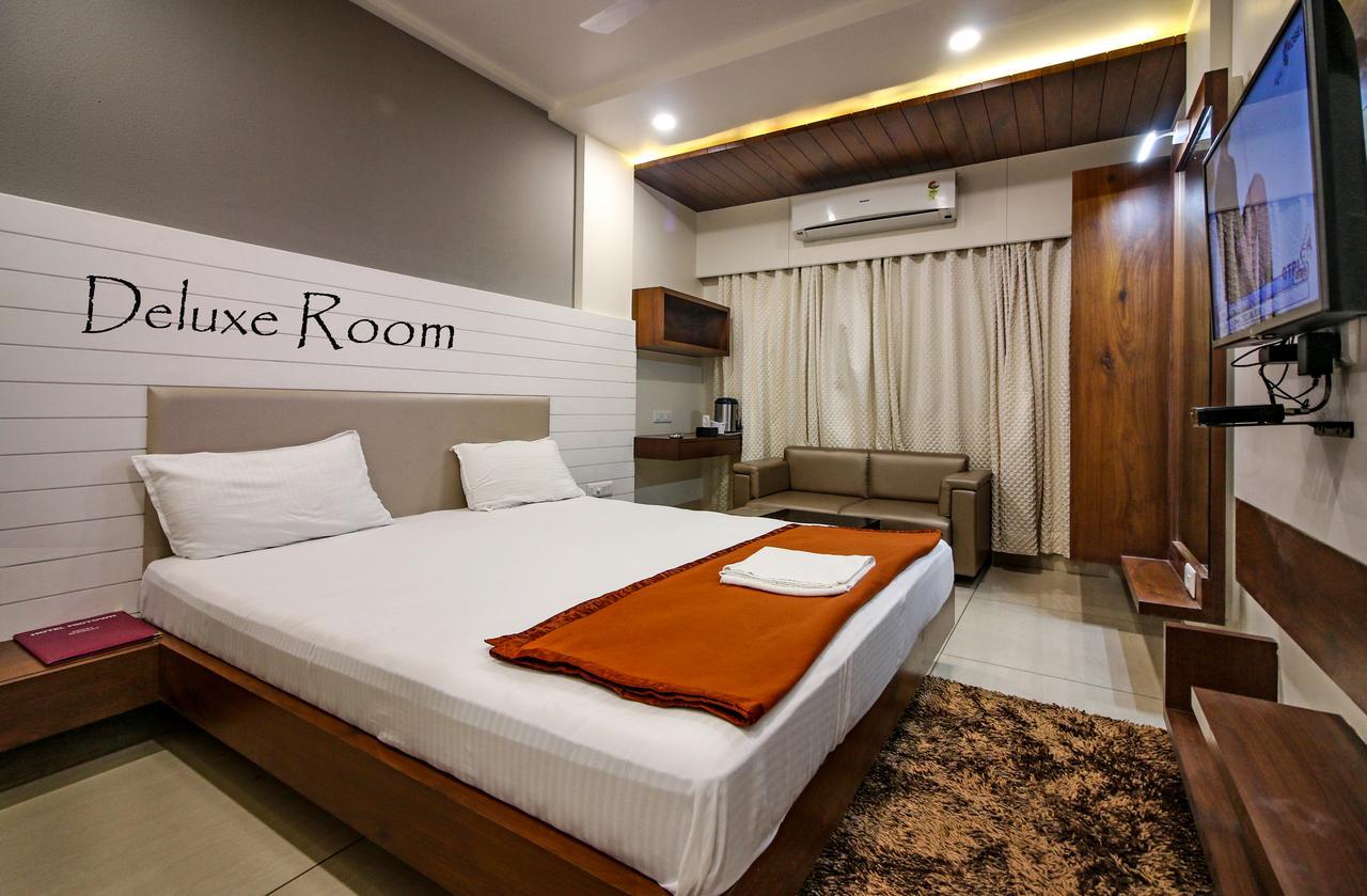 Hotel Midtown Vadodara Bagian luar foto