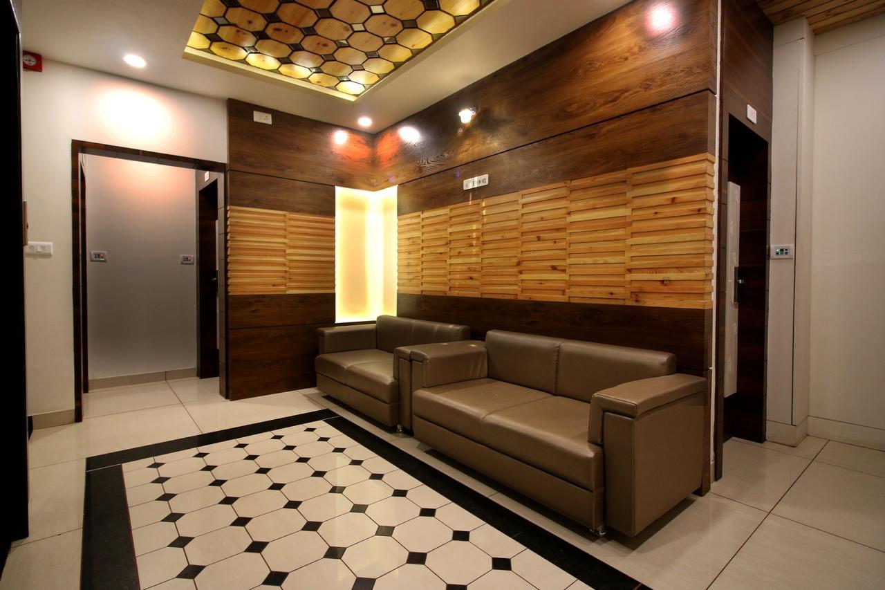 Hotel Midtown Vadodara Bagian luar foto